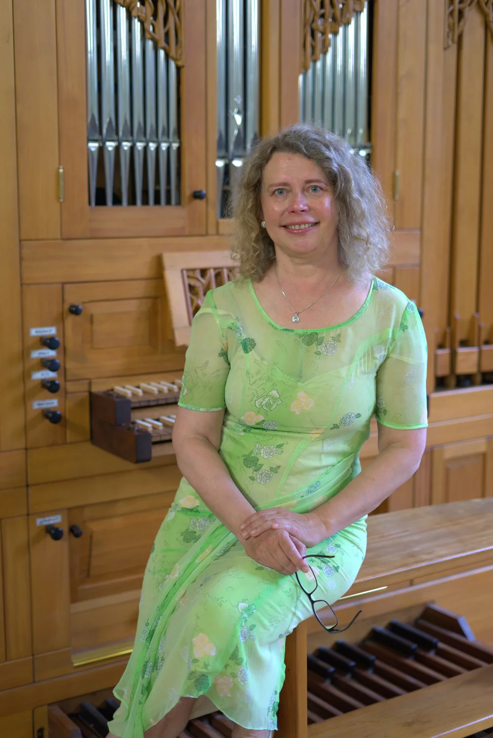 Ekaterina Leontjewa vor einer Orgel